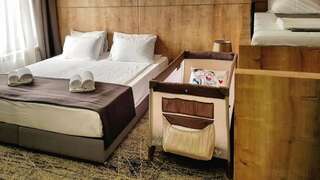 Отель Hotel Alpha Ереван Большой двухместный номер с 1 кроватью или 2 отдельными кроватями-21